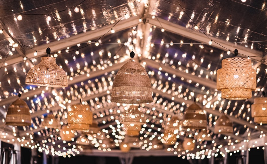 How to Set Up Lighting for an Outdoor Party？