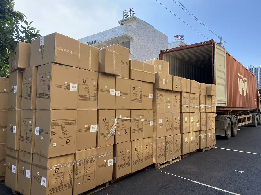XINSANXING loads exported lighting products into containers.