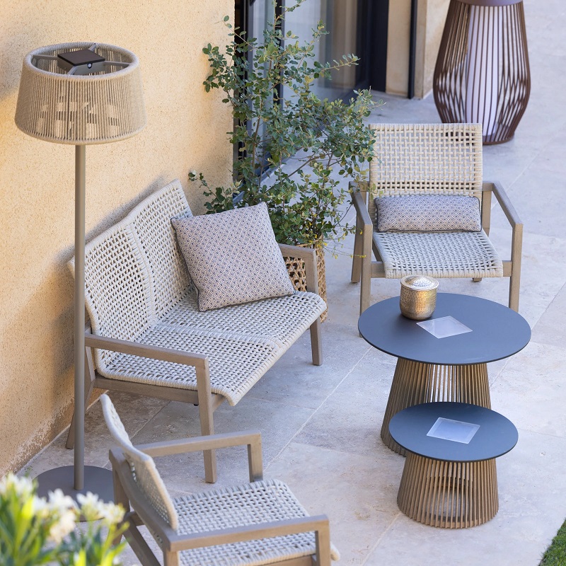 Solar-powered floor lamps create a warm atmosphere on the terrace.